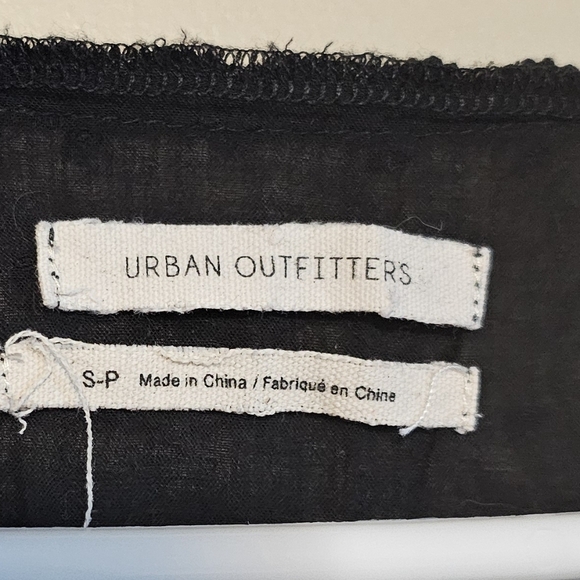 Urban Outfitters Women's Size Small Cropped V-Neck Peplum Top in Black - Picture 4 of 6